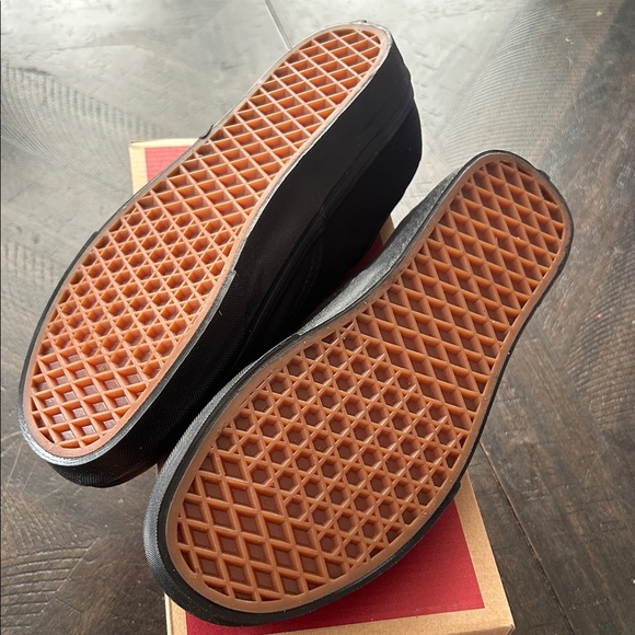 Vans Men's Classic Black Shoes - Picture 4 of 5